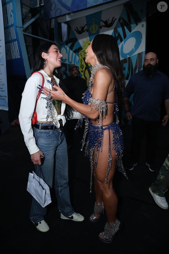 Sabrina Sato recebe Dua Lipa na quadra da Vila Isabel durante ensaio na Zona Norte do Rio