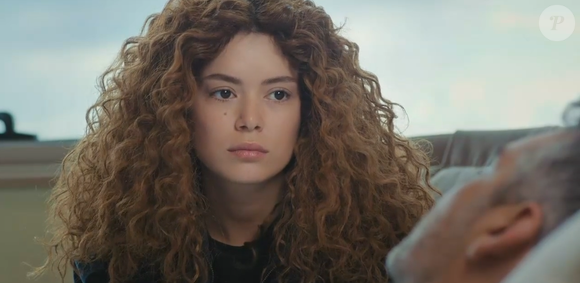 Sirin revela ter desligado a aparelhagem que levava a medicação de Sarp provocando a morte dele na novela 'Força de Mulher', capítulo de quinta-feira 19 de junho de 2029