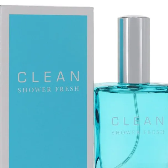 O primeiro é o Clean Simply Soap, lançado em 2009 e apontado como um dos mais prováveis. Ele abre com o frescor da Bergamota e do Jasmim-Manga, depois ganha um toque delicado de Lótus, Violeta e Rosa. No final, o destaque fica para o Almíscar, que deixa na pele exatamente aquela sensação gostosa de banho tomado e roupa recém-lavada