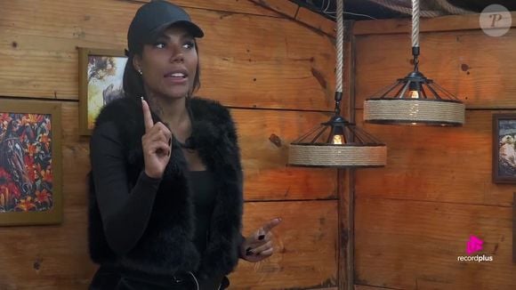 Carol Lekker fica apenas uma semana em 'A Fazenda' e tem mostrado seu visual sem filtros e maquiagem