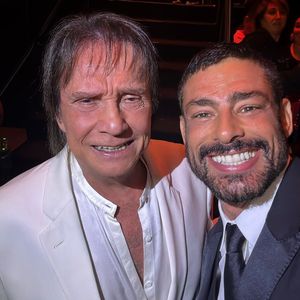 Cauã Reymond também posou com Roberto Carlos nos bastidores do especial de 60 anos da TV Globo