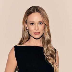 Mariana Ximenes interpreta Dora em 'Quem Ama Cuida'. A personagem vive um romance com André, vivido por Henrique Barreira, depois de enfrentar uma relação complicada com Ademir