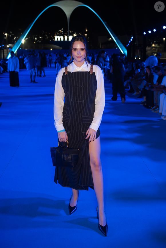 Juliana Paiva apostou em um look com sobreposição
