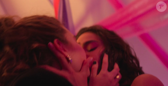 Bruna Marquezine vive Bia em Amor da Minha Vida, personagem que tem os rumos amorosos transformados com a chegada da cineasta Giovana