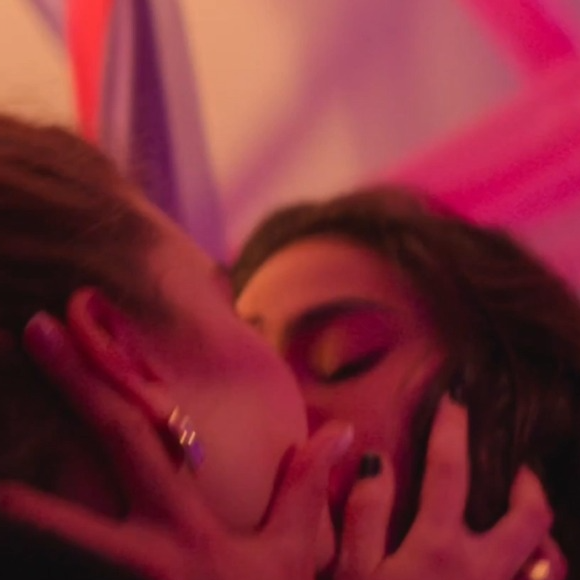 Bruna Marquezine vive Bia em Amor da Minha Vida, personagem que tem os rumos amorosos transformados com a chegada da cineasta Giovana