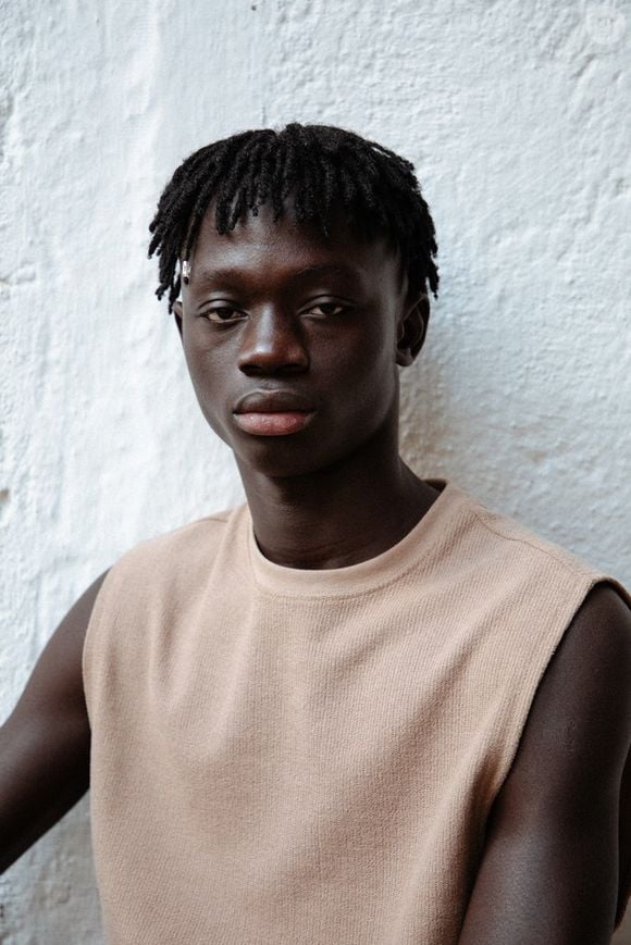 Além da carreira como modelo, Mouhamed Diop mantém uma rotina de prática regular de esportes e afirma ter a família como sua principal causa