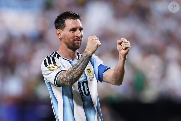 Com 26 metros de altura, a homenagem a Messi rapidamente tomou conta das redes e gerou uma onda de memes