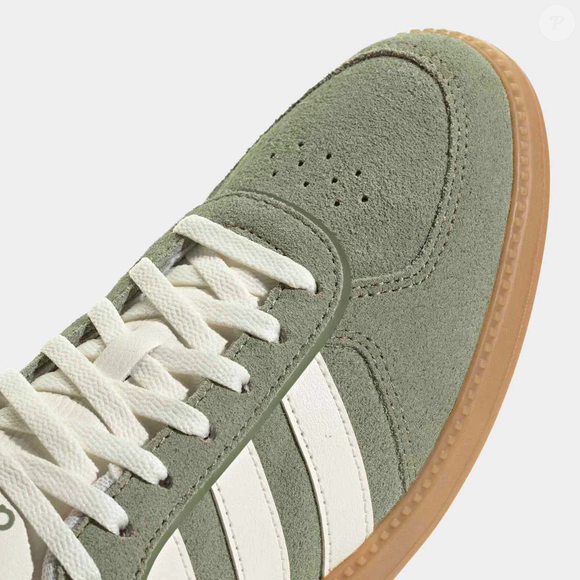 O Adidas Breaknet Sleek Suede Feminino tem cabedal que combina couro e material sintético, além de vamp perfurado e sola de borracha. Conforme as informações comerciais do produto, o modelo reúne esses elementos em uma proposta que mistura características clássicas e esportivas