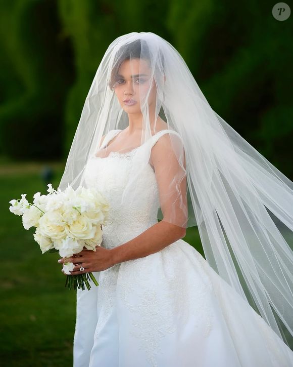 Franciny Ehlke completou o vestido de noiva com um véu translúcido que cobre suavemente o cabelo preso em um coque baixo