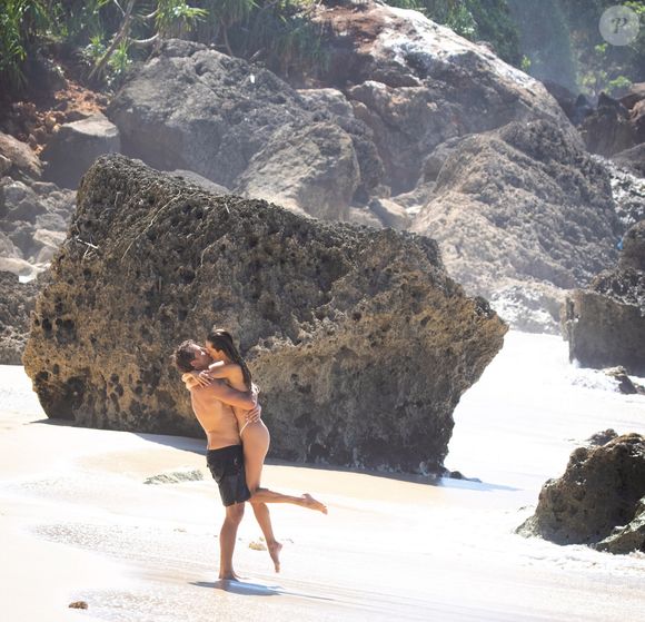 O pedido de casamento de Alessandra Ambrósio aconteceu em meio ao luxo do NIHI Sumba. Buck Palmer se ajoelhou diante da modelo dentro de um enorme coração de pétalas durante a viagem pela Indonésia