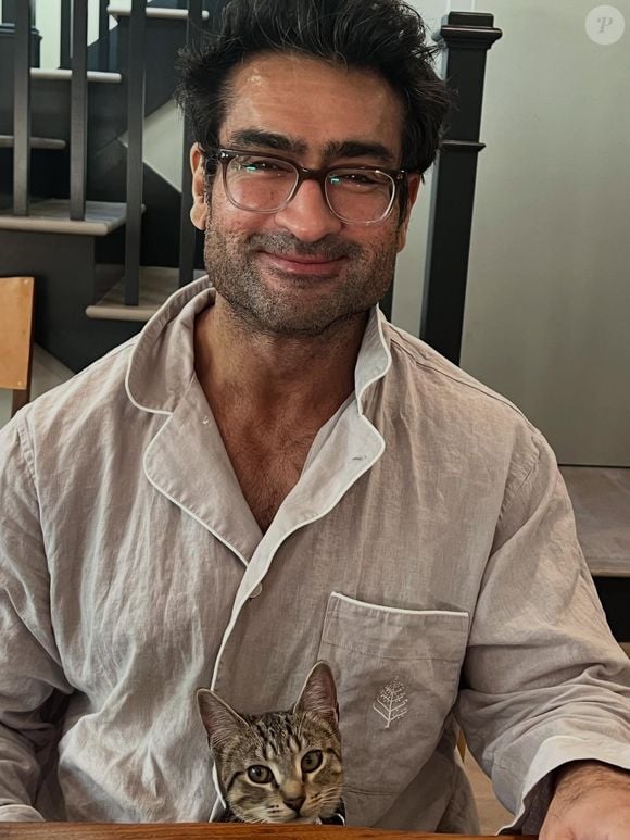 Na vida real, Kumail Nanjiani tem uma aparência pouco diferente da série