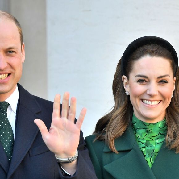 No entanto, o que também chama a atenção dos admiradores da realeza é o fato de que os cunhados, Kate Middleton e Príncipe William, não foram citados em momento algum como convidados.