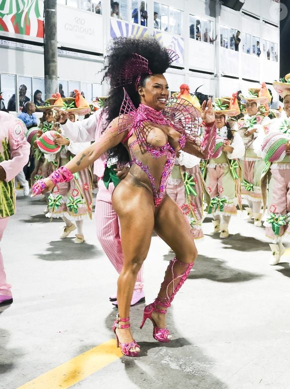 Rainha de bateria da escola encarnou a 'matriarca das paixões' do enredo da Mangueira, na madrugada desta segunda-feira (03)