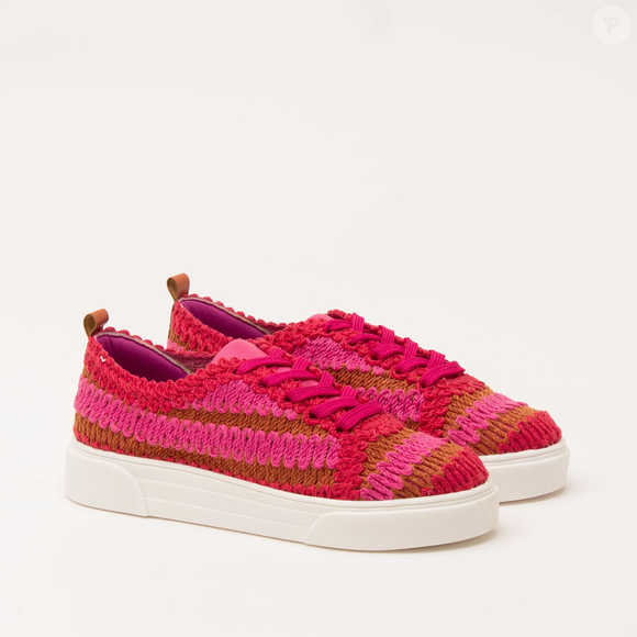 O Tênis Multicolor Ivy, da carioca Sonho dos Pés, aposta no efeito 'crochê de vovô' com cabedal em tricô e crochê estruturado, recortes multicoloridos e pespontos. Na combinação fucsia, amora e terracota, o modelo custa R$ 89,90