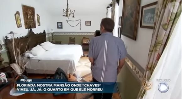 Chaves dormia em cama de cabeceira estilo gótico