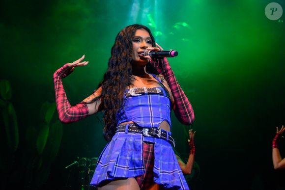 O look junino moderno e colorido: cantora Pocah usou peças estilosas para show