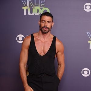 Cauã Reymond valorizou corpo sarado em look