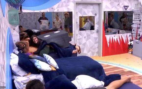 Vitória Strada também entrou no quarto e vibrou ao ver Maike e Giovanna juntos