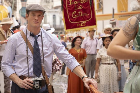 Novela 'Garota do Momento': Beto usa camisa branca, clássica nos uniformes escolares da época, além de gravata, calça e boina vintage.