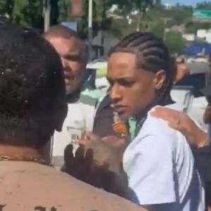 A ação levou à sua autuação em flagrante por direção perigosa, com a fiança sendo arbitrada – embora o valor não tenha sido divulgado.