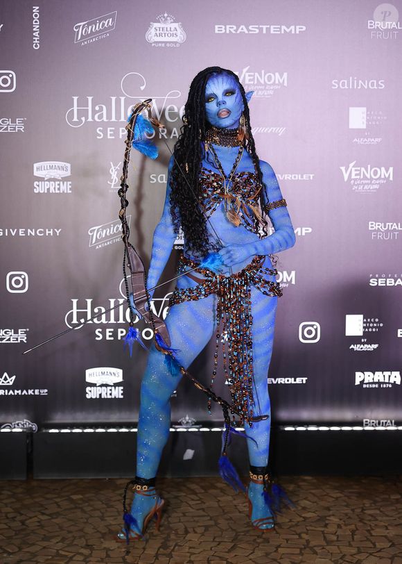 Brunna Gonçalves usou fantasia extravagante de Avatar, toda azul, em baile de Halloween