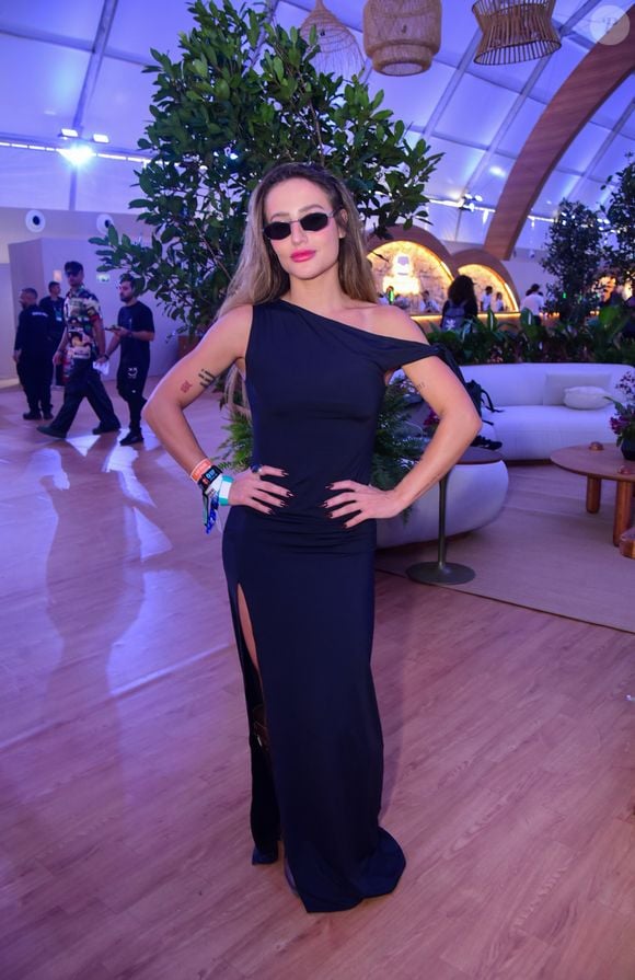 Bruna Griphao: a atriz e ex-BBB apostou no minimalismo elegante de um vestido longo preto de silhueta ajustada com decote assimétrico de um ombro só e uma fenda lateral profunda na perna. O look clean ganha ares urbanos com o uso de óculos de sol pretos de armação estreita e unhas pretas em formato stiletto