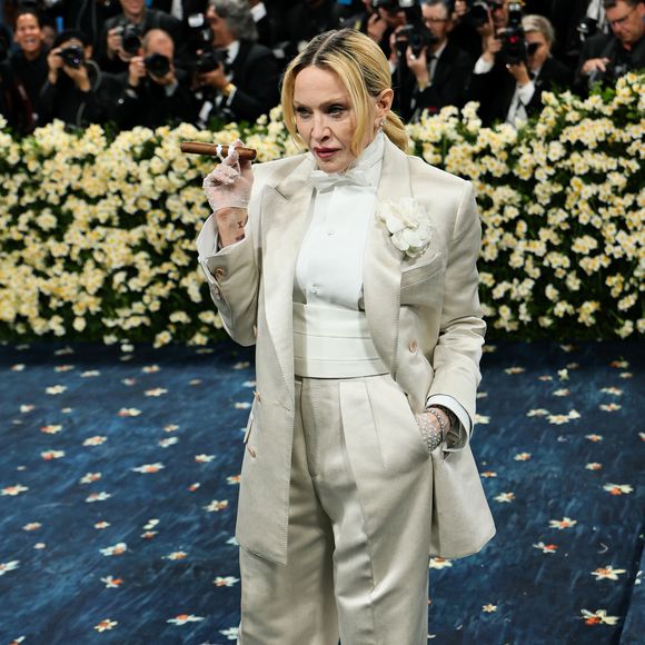 De volta ao Met Gala: Madonna surpreende com alfaiataria impecável e visual arrojado, fiel ao seu estilo ousado e irreverente