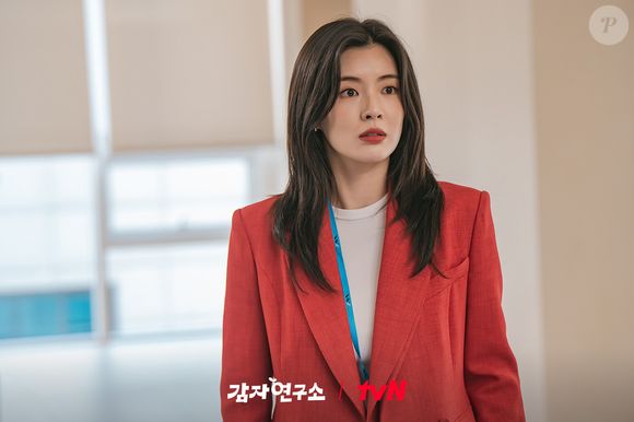 Lee Sun-bin dá vida à cientista Kim Mi-kyeong, e a idade verdadeira da atriz é 31 anos