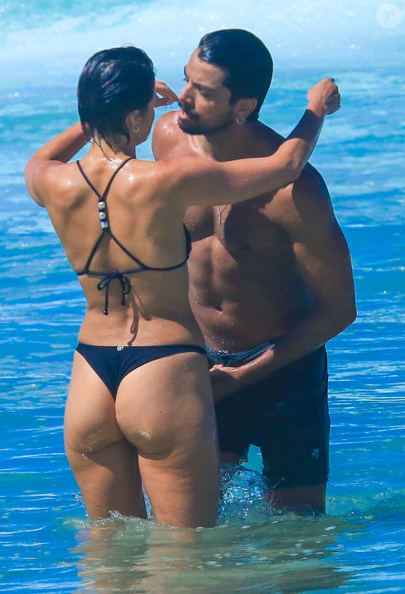 O casal não perdeu a oportunidade de renovar suas fotos beijando muito