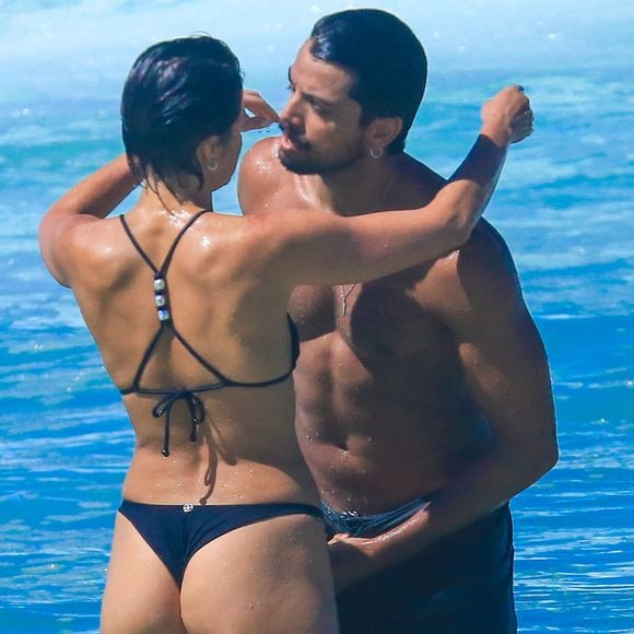 O casal não perdeu a oportunidade de renovar suas fotos beijando muito