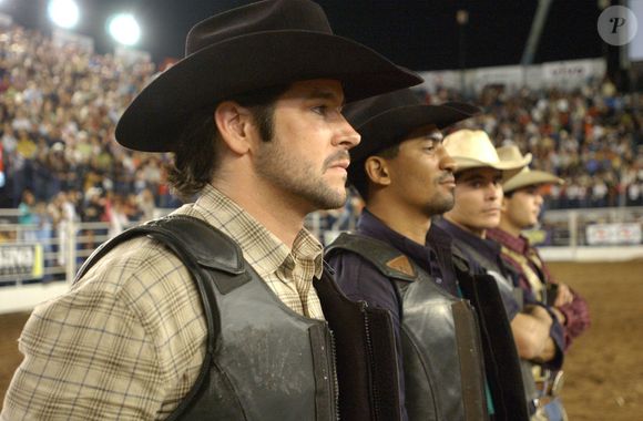 Tião (Murilo Benício) ganha o rodeio de Barretos no final de América