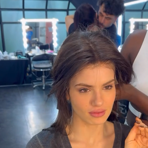 Na primeira fase do visual de sua personagem em 'Beleza Fatal', Camila Queiroz usa lace.