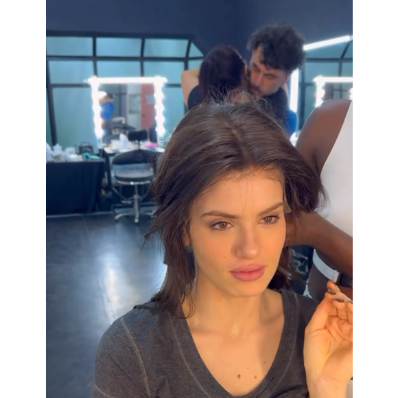 Na primeira fase do visual de sua personagem em 'Beleza Fatal', Camila Queiroz usa lace.