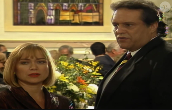 Personagens de Cristina Mullins e Dennis Carvalho reclamaram do toque de celular na igreja, na novela 'História de Amor'