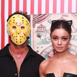 Fantasia simples de casal para Halloween: Sophie Charlotte foi de gatinha e Xamã, de Jason, vilão do 'Massacre da Serra Elétrica'