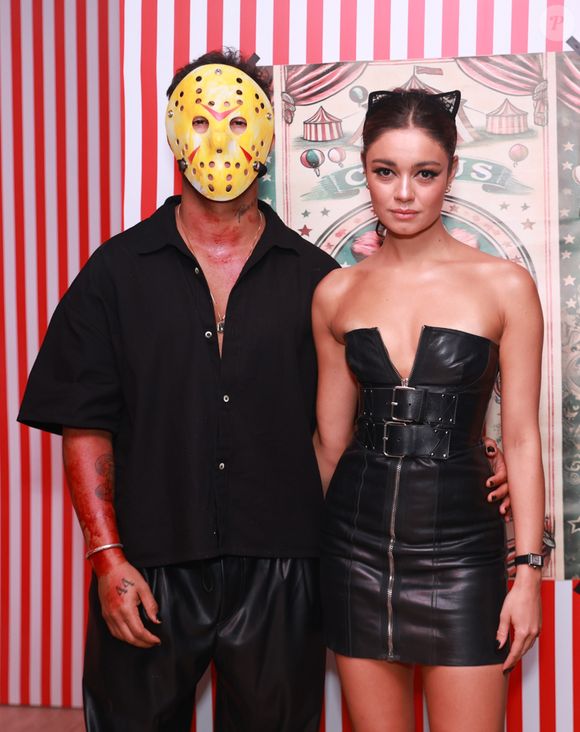Fantasia simples de casal para Halloween: Sophie Charlotte foi de gatinha e Xamã, de Jason, vilão do 'Massacre da Serra Elétrica'