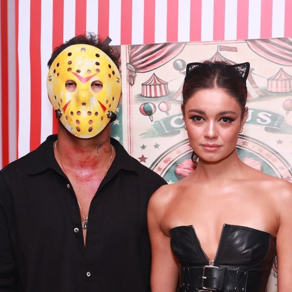Fantasia simples de casal para Halloween: Sophie Charlotte foi de gatinha e Xamã, de Jason, vilão do 'Massacre da Serra Elétrica'