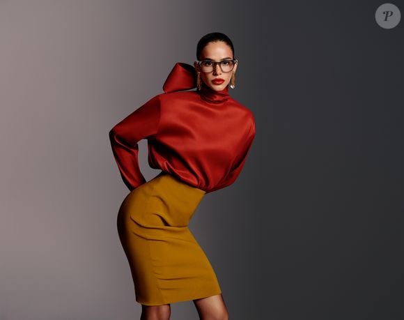 Bruna Marquezine é a nova embaixadora da Ray-Ban e estrela campanha em que aposta em tendências como o total jeans e o utilitarismo chic