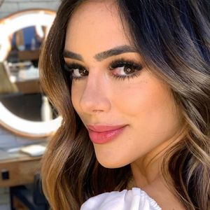 O volume que está em alta não é mais o cabelo armado de outros tempos. Segundo Natasha Pires, a sofisticação hoje aparece em fios encorpados, com densidade visual e movimento natural como o de Bruna Biancardi
