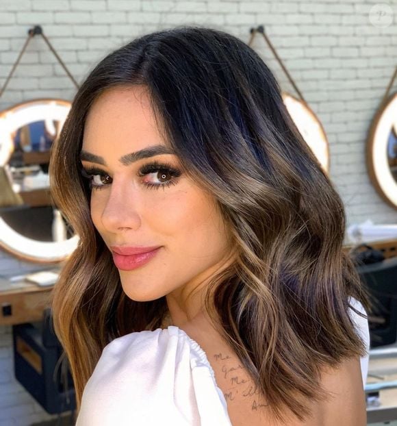 O volume que está em alta não é mais o cabelo armado de outros tempos. Segundo Natasha Pires, a sofisticação hoje aparece em fios encorpados, com densidade visual e movimento natural como o de Bruna Biancardi