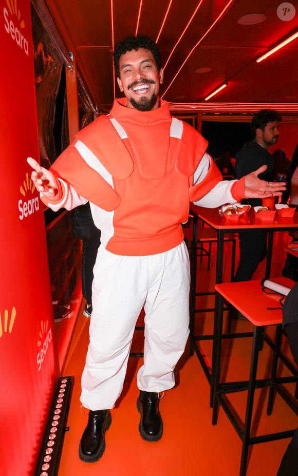 The Town 2025: o ex-BBB Vinícius Nascimento esbanjou beleza com um look branco e laranja para o festival