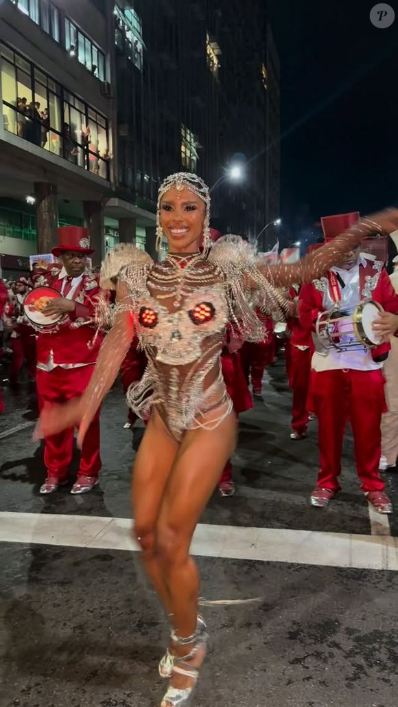 Musa da Viradouro, Bellinha Delfim foi convidada a se apresentar na frente da bateria, suprindo o espaço deixado por Juliana Paes