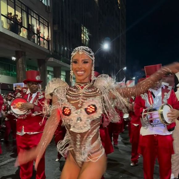 Musa da Viradouro, Bellinha Delfim foi convidada a se apresentar na frente da bateria, suprindo o espaço deixado por Juliana Paes