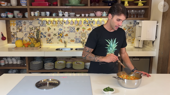 Por fim, acrescente o cheiro verde para dar um sabor ainda melhor para sua sopa