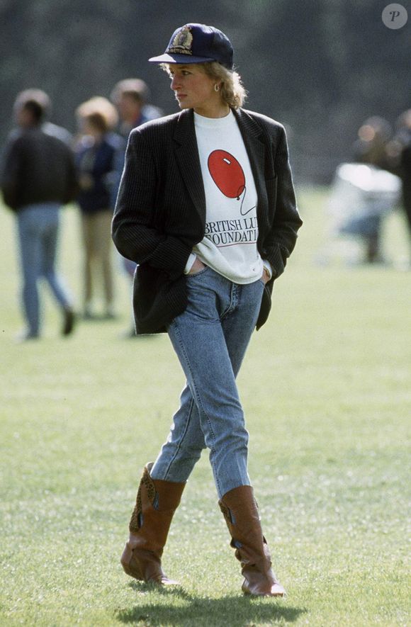 Ícone dos anos 80, a Princesa Diana popularizou os jeans cigarette com seu estilo autêntico e descomplicado — sempre combinando peças ajustadas a blazers oversized, décadas antes de virar tendência nas passarelas.