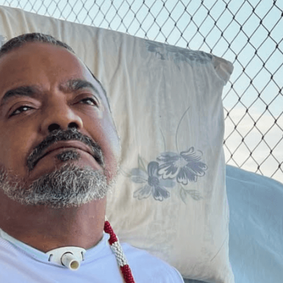 O sambista Arlindo Cruz morreu na última sexta-feira (08), aos 66 anos, 7 anos após sofrer um AVC isquêmico