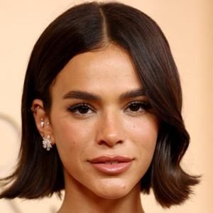 Bruna Marquezine no Oscar 2026: atriz brasileira usou pele natural e cabelo solto na premiação