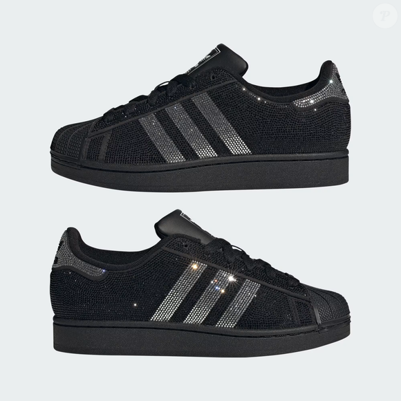 O Tênis Superstar II da Adidas já está disponível por R$ 999,99, com opção de parcelamento em até 10 vezes de R$ 100,00 sem juros, até o fechamento desta matéria