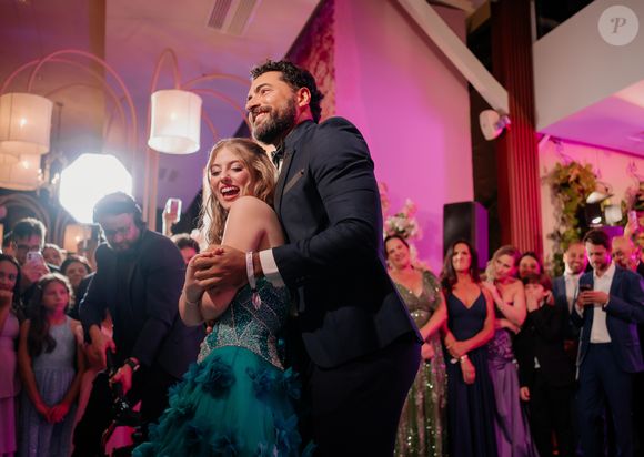 Mas o momento que mais emocionou e chamou atenção dos fãs foi a valsa com o ator Carlo Porto, que interpretou seu pai Gustavo na novela 'Carinha de Anjo', do SBT