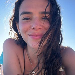 Bruna Marquezine exibe beleza natural e sardinhas em foto sem maquiagem